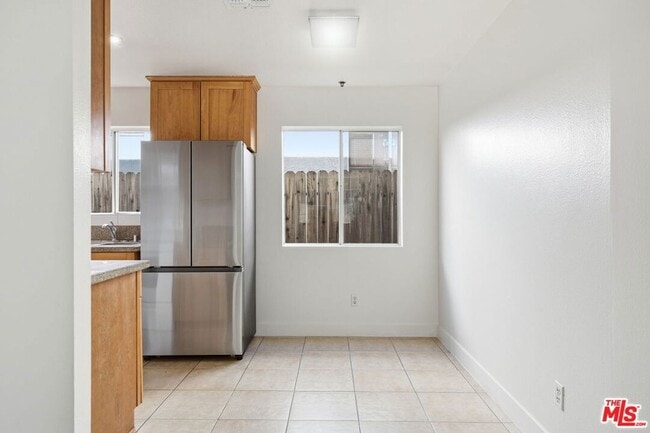 Foto del edificio - 6616 Sylmar Ave