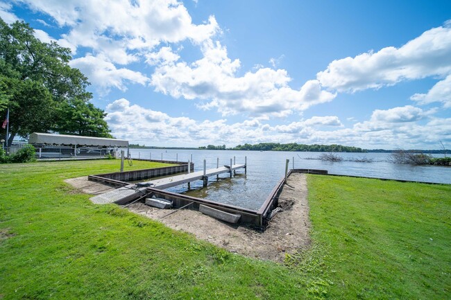 Building Photo - 27657 W Lakeshore Dr