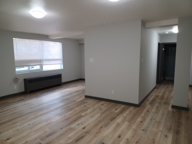 Photo du bâtiment - 191 Lakeshore Rd E