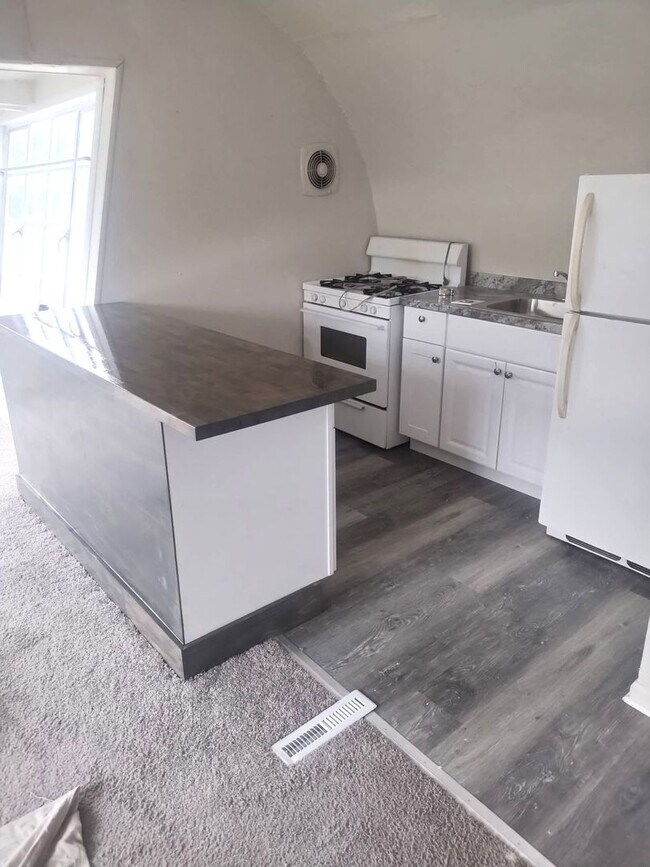 Building Photo - Renovated Two Bedroom Apartment