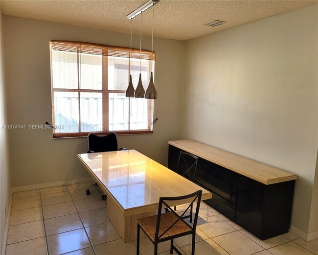 Foto del edificio - 723 Juniper Ln