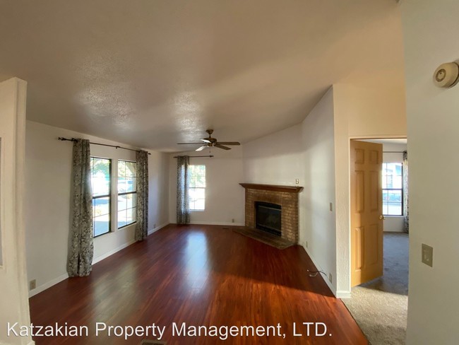 Building Photo - 3 br, 2.5 bath House - 8 Robin Court