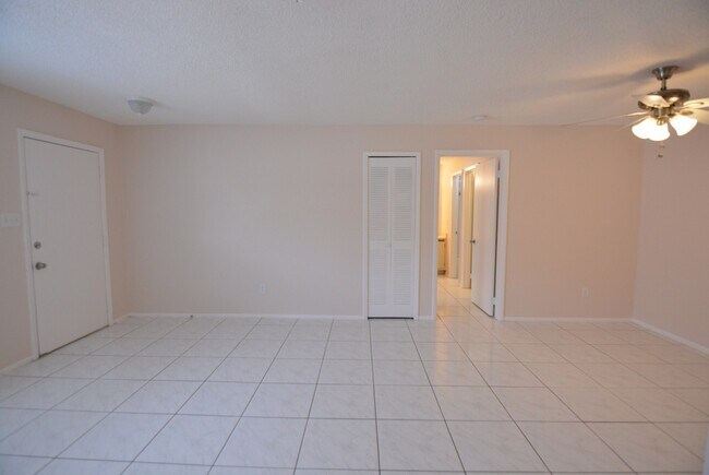 Foto del edificio - East Orlando 3/2 duplex. TILE FLOORS, Fresh paint, community pool!