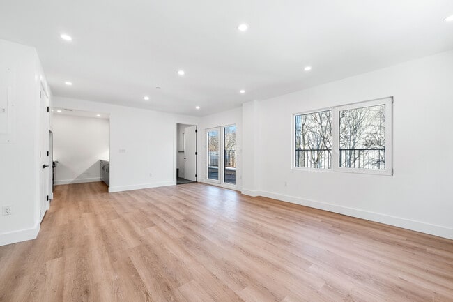 Building Photo - 28 Spencer Place