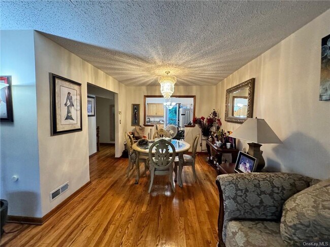 Foto del edificio - 1121 E 215th St