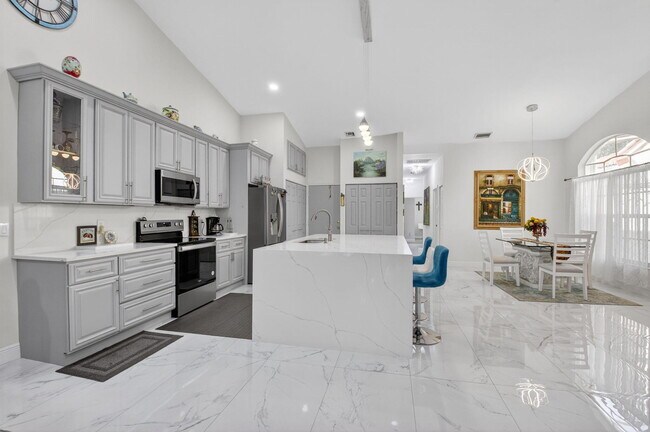 Building Photo - 6247 Heliconia Rd