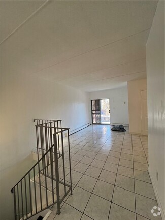 Building Photo - 671 Melrose Ave
