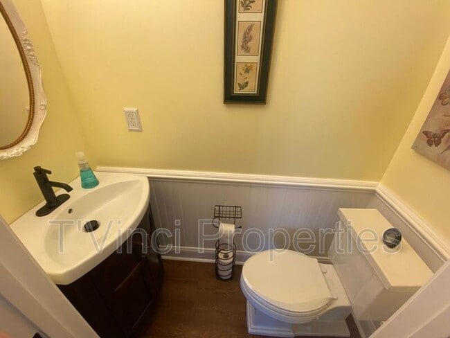 Building Photo - 3 Bedroom, 2.5 Bathroom Townhouse in Winst...