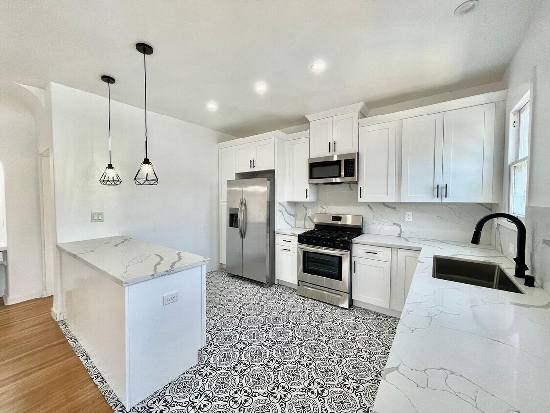 Foto principal - 643 S Cloverdale Ave