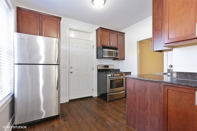 Building Photo - 2452 W Addison St
