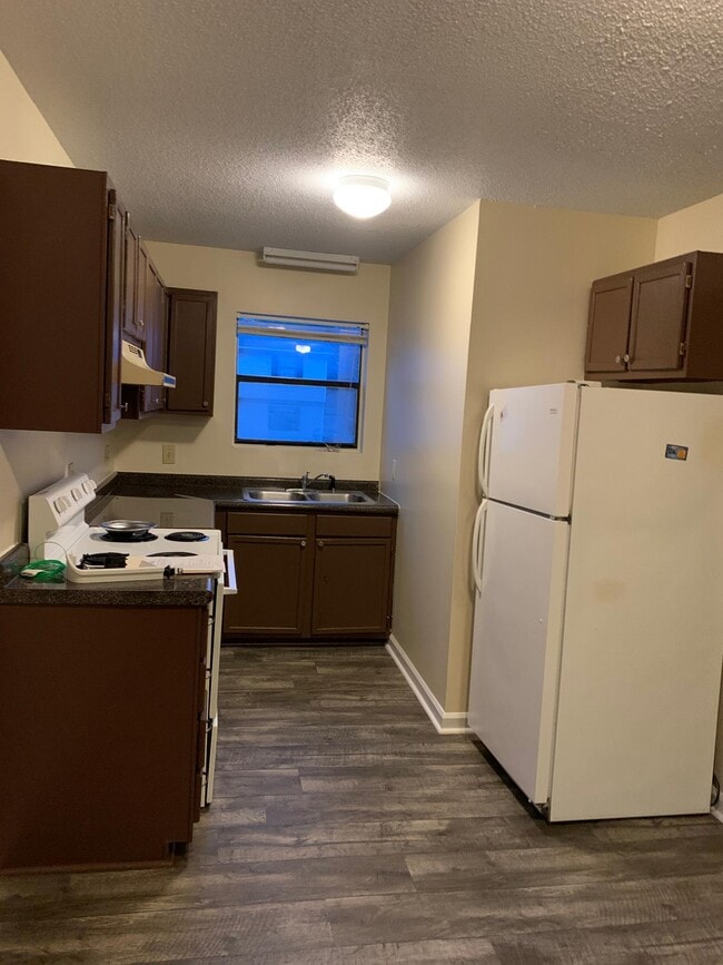 Kitchen - 1417 Cherrycrest Dr