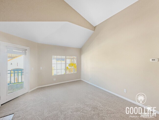 Foto del edificio - Great 2B/2BA Townhome in Scripps Ranch w/ New Carpets, A/C & Swimming Pool!