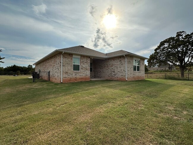 Building Photo - Lovely 3 Bedroom, 2 Bathroom on a 1.39 woo...