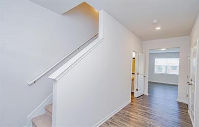 Building Photo - Spacious 3/2 Available On October 1st!