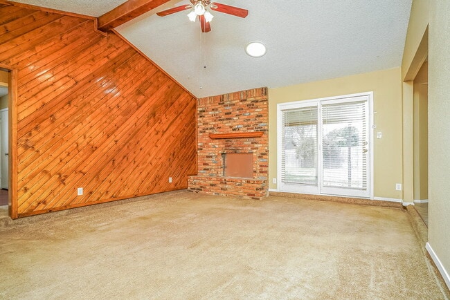 Building Photo - 1020 Fox River Ln
