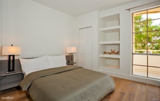 Foto del edificio - 8811 Burton Way