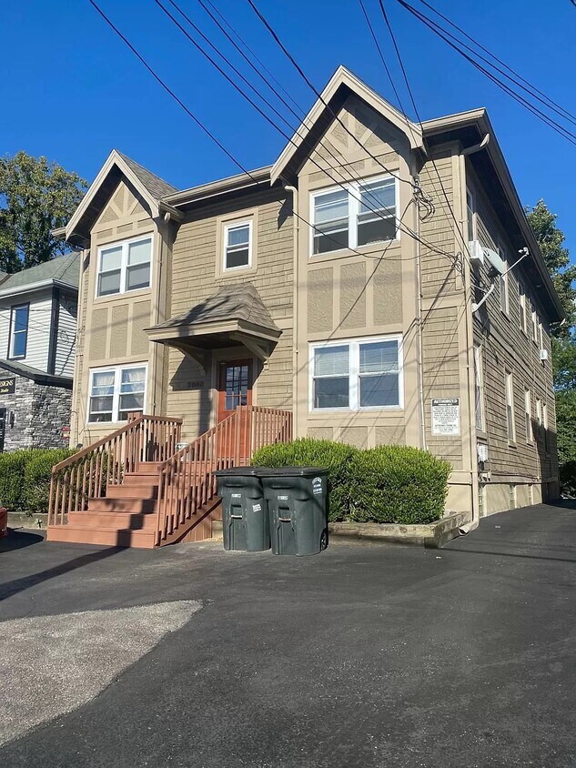 7008 Plainfield Rd Unit 1, Cincinnati, OH 45236 Apartments in