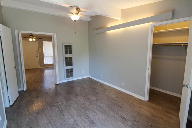 Foto del edificio - 300 Franklin Blvd