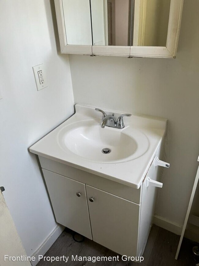 Building Photo - 3 br, 1 bath House - 115 Pine St