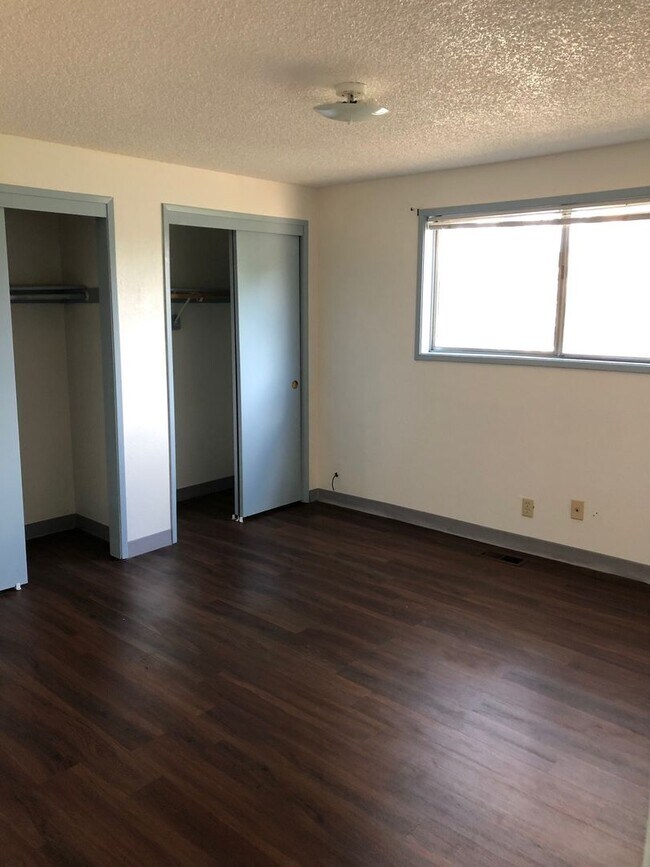 Foto del edificio - 2 Bedroom, 1 Bathroom Downstairs Apartment - 4-Plex