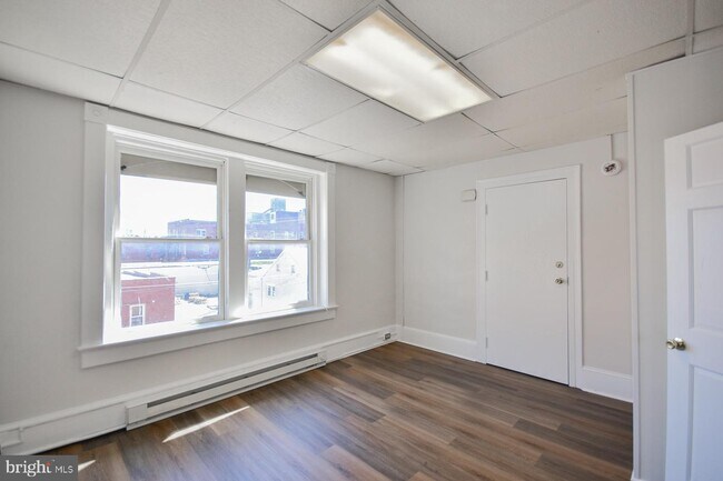 Building Photo - 117 E Martin St