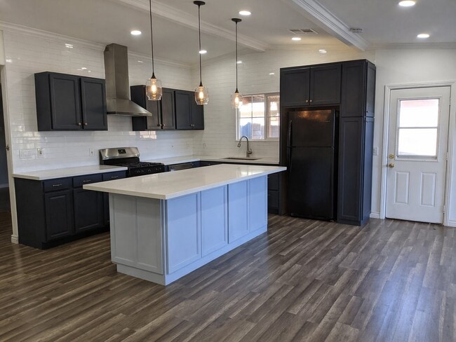 Building Photo - 892 Vassar St