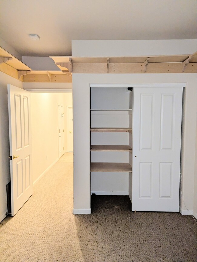 Building Photo - Bright Top Floor Condo with Vaulted Ceilin...