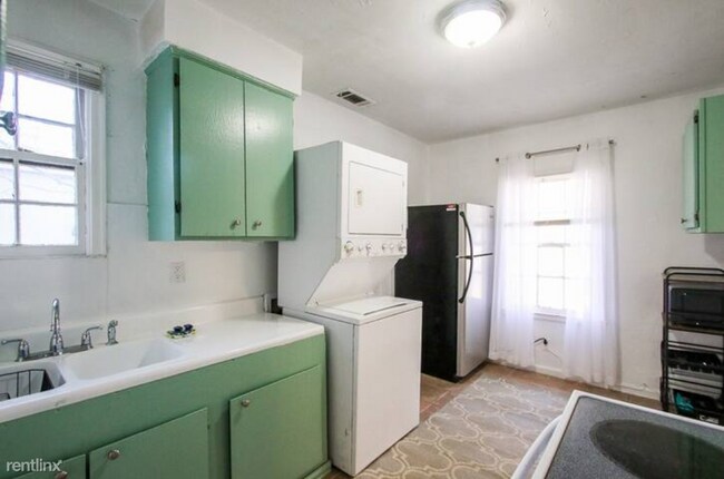 Foto del edificio - 2 br, 1 bath Duplex - 1317 East 53rd Street