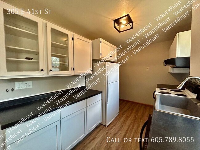 Building Photo - Gorgeous 4 Bedroom 2 Bathroom With Fenced ...