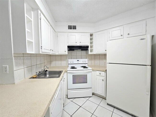 Building Photo - 210 Lake Pointe Dr