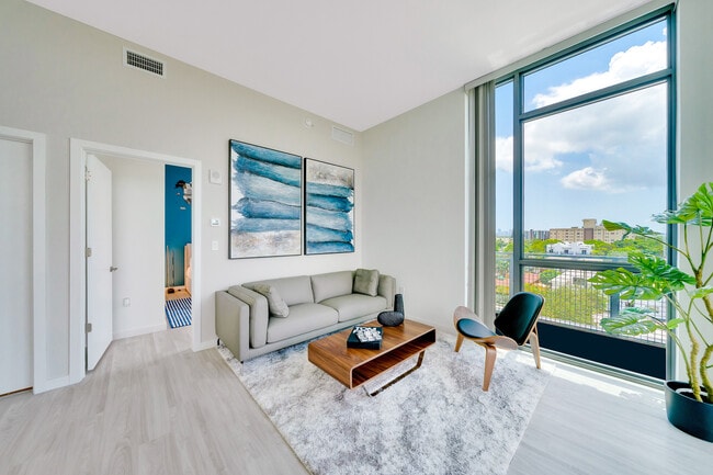 Building Photo - Nine Hollywood