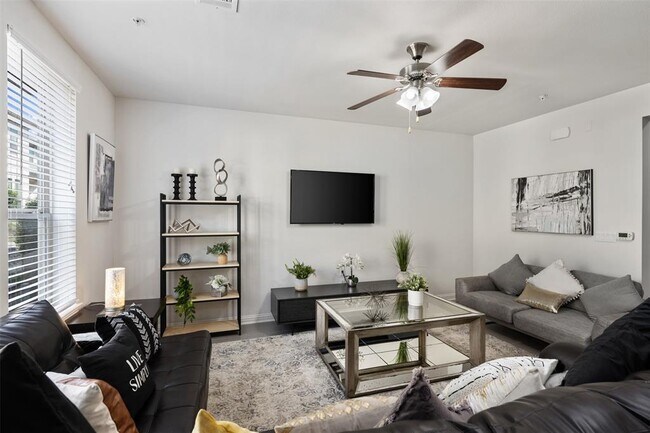 Foto del edificio - 13800 Lyndhurst St