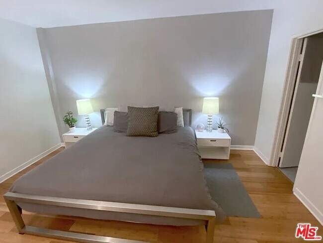 Foto del edificio - 1131 Alta Loma Rd