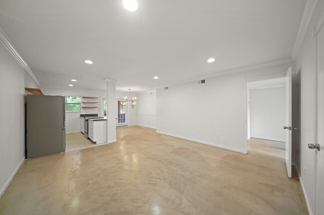 Building Photo - 8285 Kingsbrook Rd
