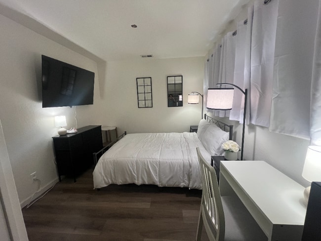 Foto del edificio - 7327 Sovereign Ct