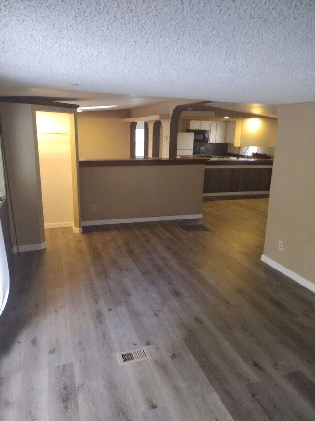 Foto del edificio - 3 bedroom 2 bathroom Home on 2 1/5 acres