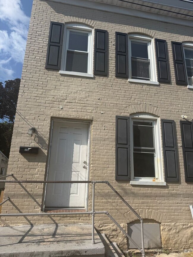 Building Photo - 125-127 Elm St