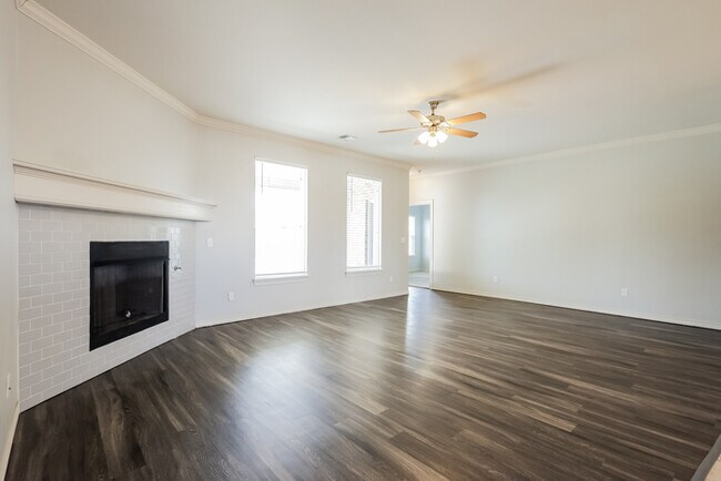 Building Photo - Beautiful Home!