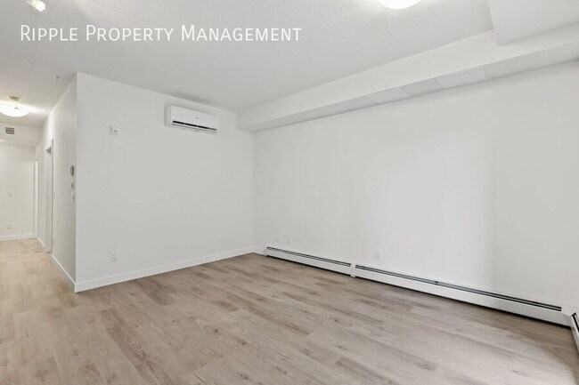 Photo du bâtiment - AMAZING 1 BED/ 1 BATH CONDO WITH PETS ALLOWED!