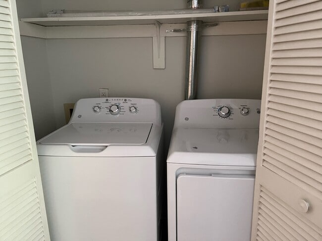 Building Photo - 132 Manhattan Ct