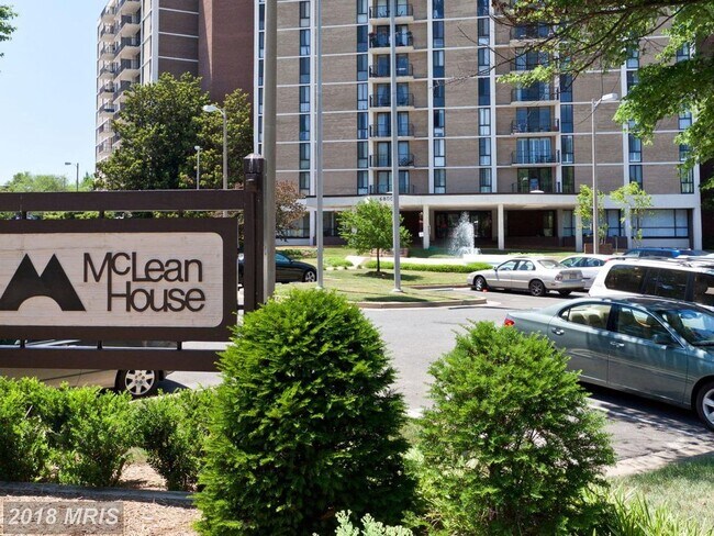 Foto del edificio - 6800 FLEETWOOD Rd