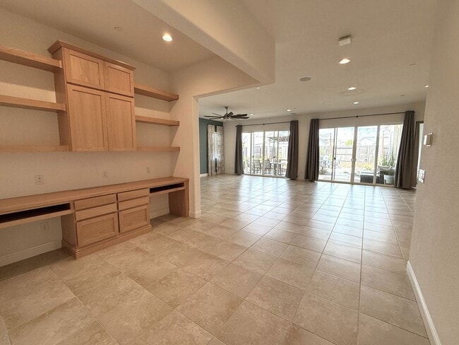 Building Photo - Newer 3bd/2.5ba Rancho Cordova Home with S...