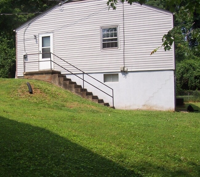 Building Photo - 108 Stratford Ct