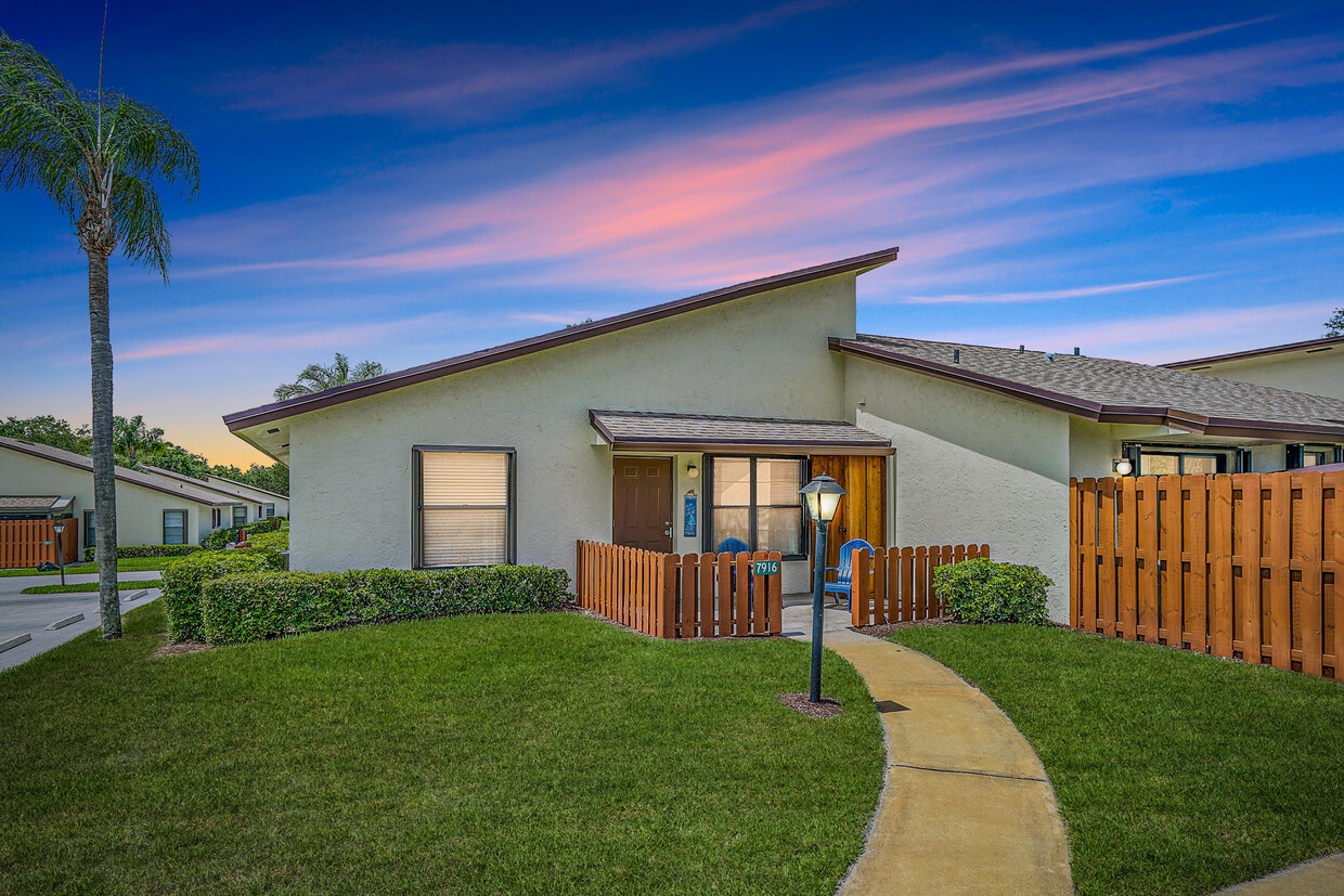 Primary Photo - 7916 SE Villa Cir