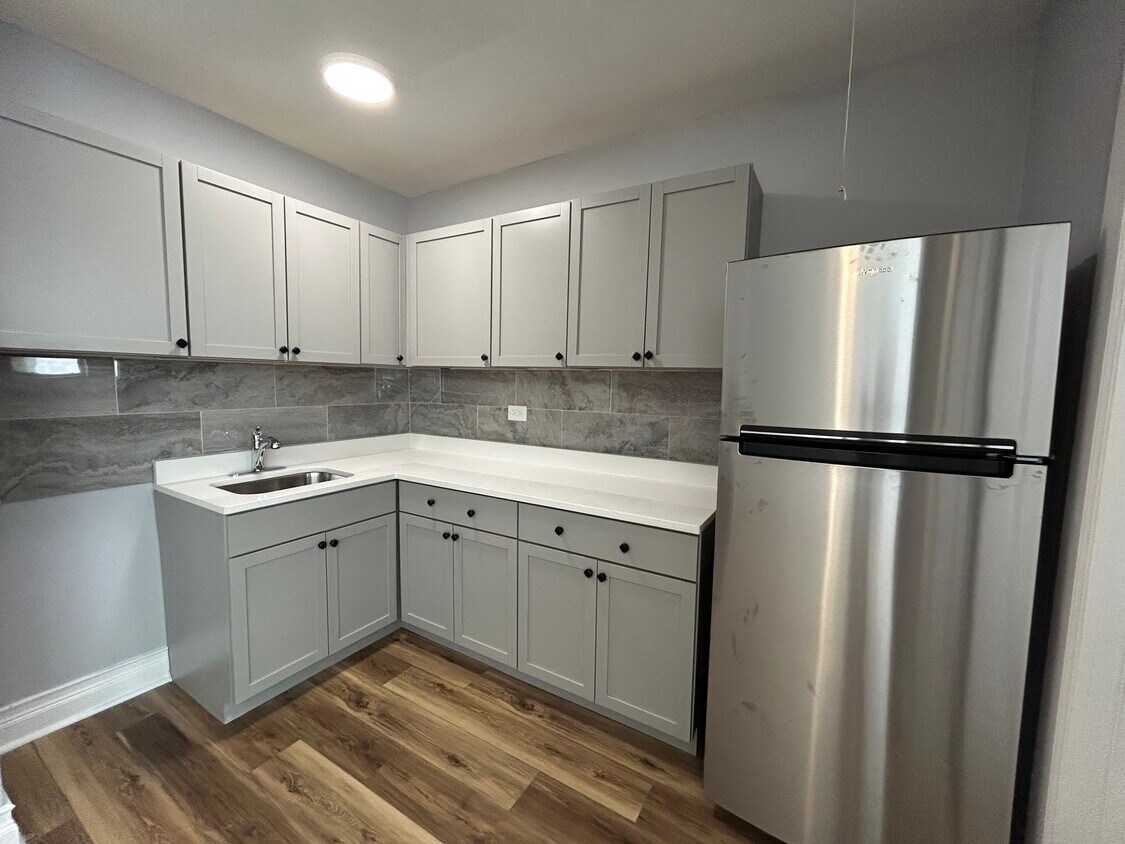 Foto principal - 6948 N Ashland Blvd