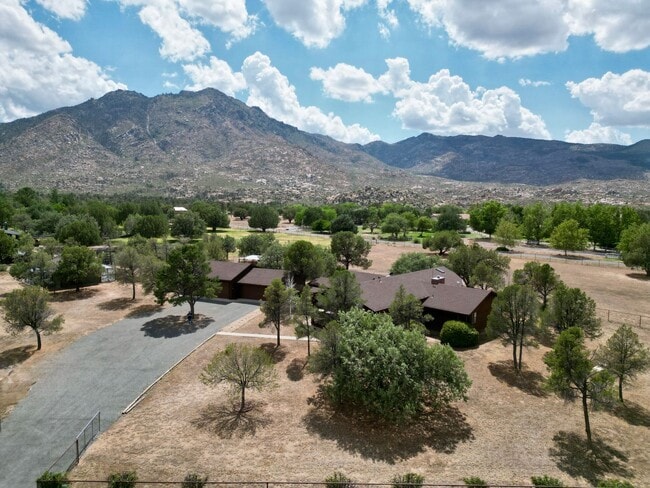 Foto del edificio - Custom home on 3 acres in Williamson Valley