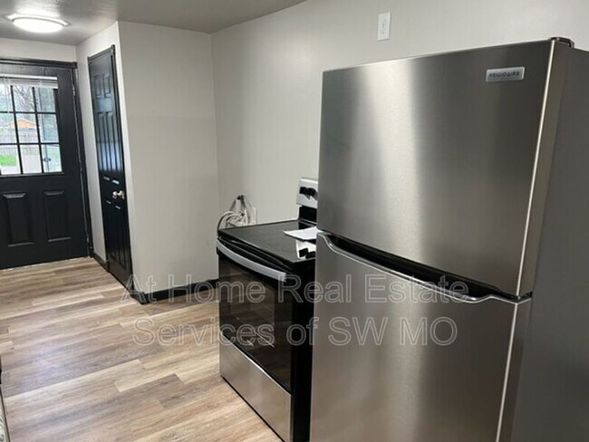 Foto del edificio - 704 N Kansas Expy