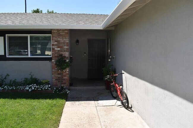 Building Photo - 2216 Jeanine Dr