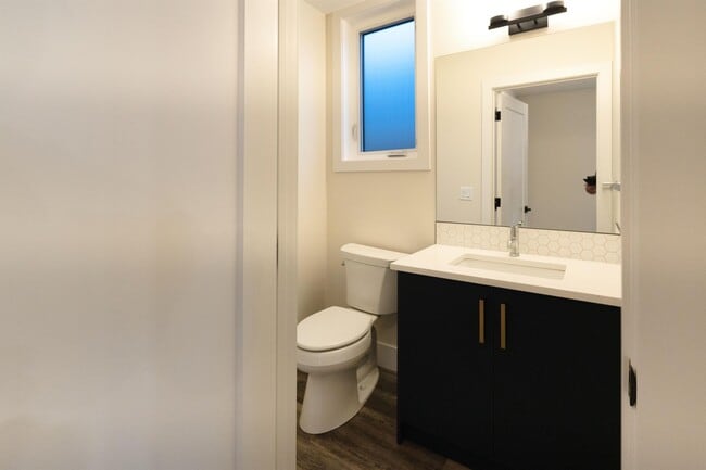 Building Photo - 2857-2812 12 Ave SW