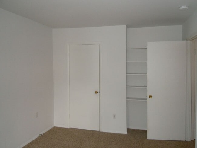 Building Photo - Leesburg Heritage Square Three Bedroom
